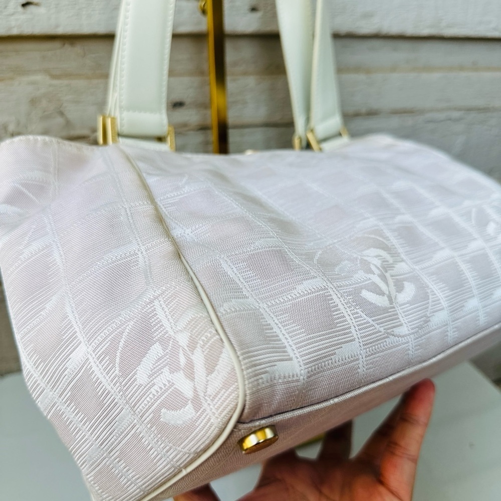 CHANEL travel line shoulder bag with COA - Picture 6 of 17